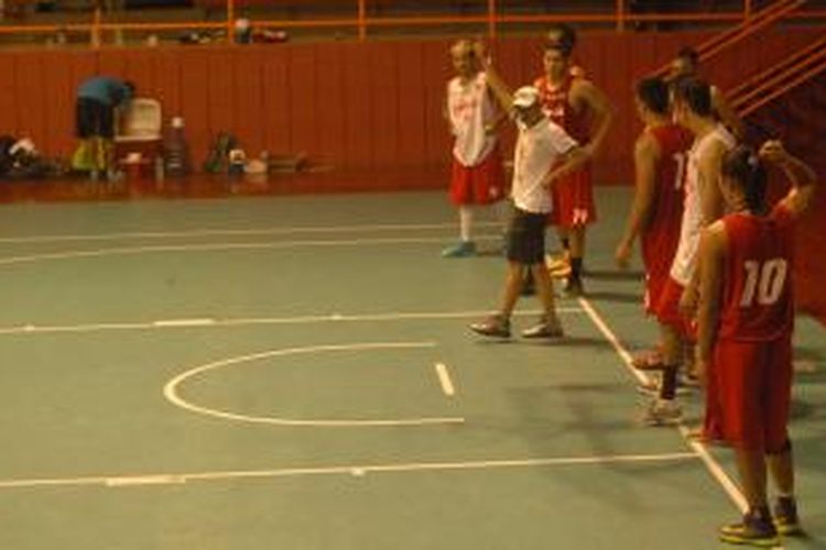 Pelatih timnas basket Indonesia, Tjetjep Firmansyah (memakai topi putih), memberikan instruksi pada para atlet untuk sprint sampai ujung lapangan di Hall Basket Gelora Bung Karno, Senayan, Jakarta, Kamis (11/7/2013)