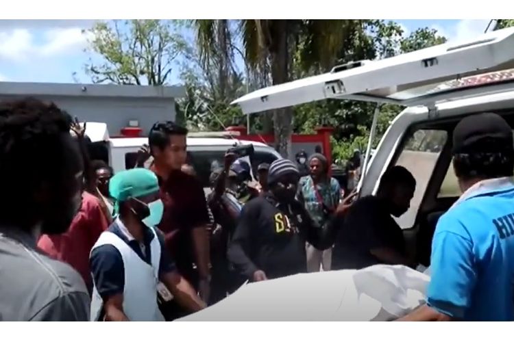 Aparat keamanan menyerahkan potongan tubuh keempat jenazah korban pembunuhan di mutilasi di Kabupaten Mimika, Papua, kepada pihak keluarga korban di rumah duka RSUD Mimika.