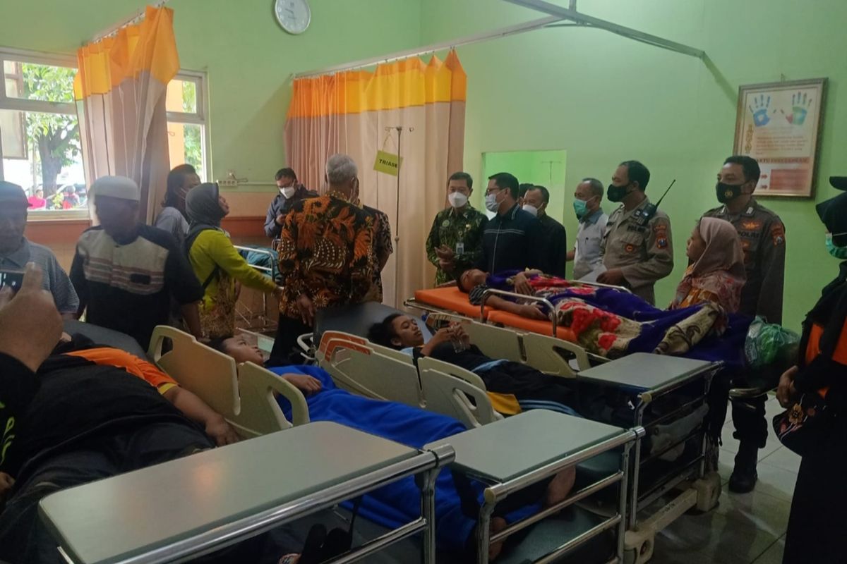 Sejumlah siswa SMP Pajarakan mendapatkan perawatan medis setelah jatuh ke sungai. 