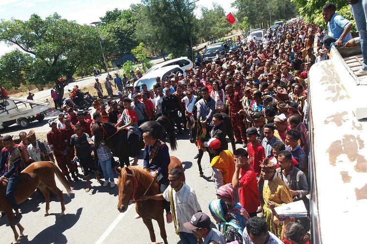 Parade kuda dan ribuan warga antar Bupati TTU Raymundus Sau Fernandez sebagai bakal calon Gubernur NTT