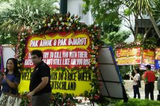 Karangan Bunga di Balai Kota DKI Jakarta Tarik Perhatian Wisman