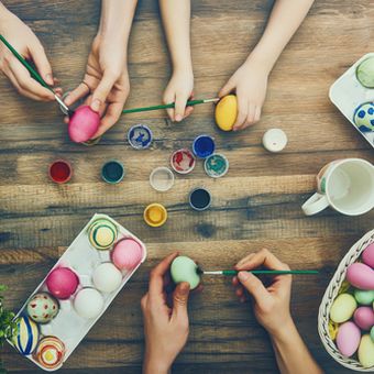 Melukis telur paskah , salah satu tradisi dalam perayaan Paskah