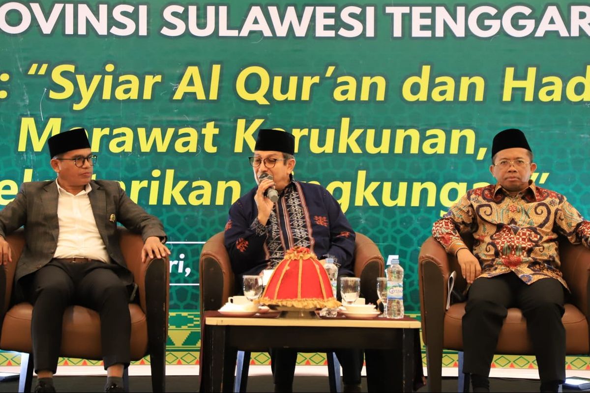 Menteri Agama periode 2001?2004, Said Agil Husin Al Munawar (tengah) saat menjadi pembicara dalam Seminar Syiar Qur?an dan Hadis: Merawat Kerukunan, Melestarikan Lingkungan yang digelar di Kendari, Jumat (17/10/2025).