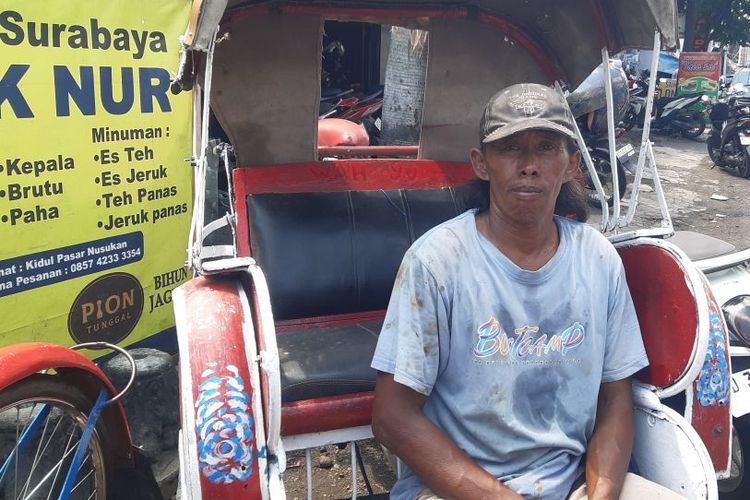 Senangnya Tukang Becak di Solo Terima Sembako dan Amplop Uang dari Jokowi