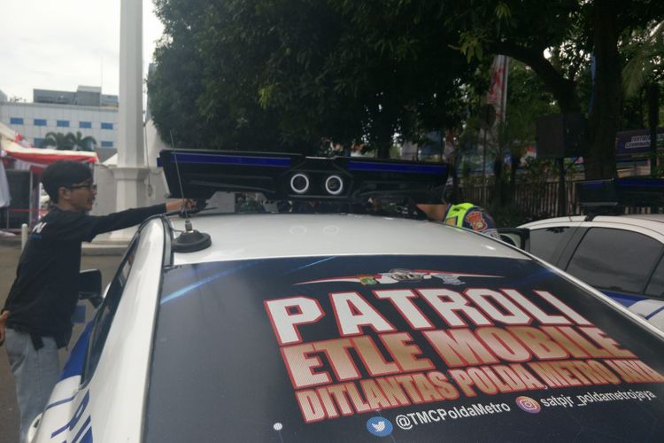 Bagian belakang kamera E-TLE Mobile yang terpasang di bagian atap mobil patroli polisi lalu lintas, Selasa (13/12/2022). 