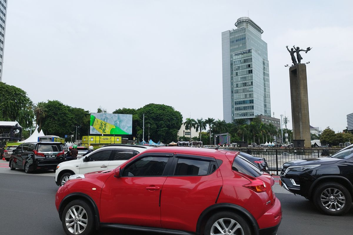 Arus lalu lintas di Bundaran HI, Menteng, Jakarta Pusat padat merayap, Minggu (31/12/2023).