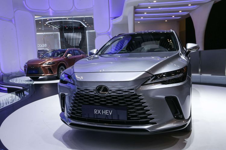 All New Lexus RX HEV dan RX PHEV berteknologi hybrid dipamerkan di ajang Gaikindo Indonesia International Auto Show (GIIAS) 2022 di ICE BSD, Tangerang, Jumat (12/8/2022).