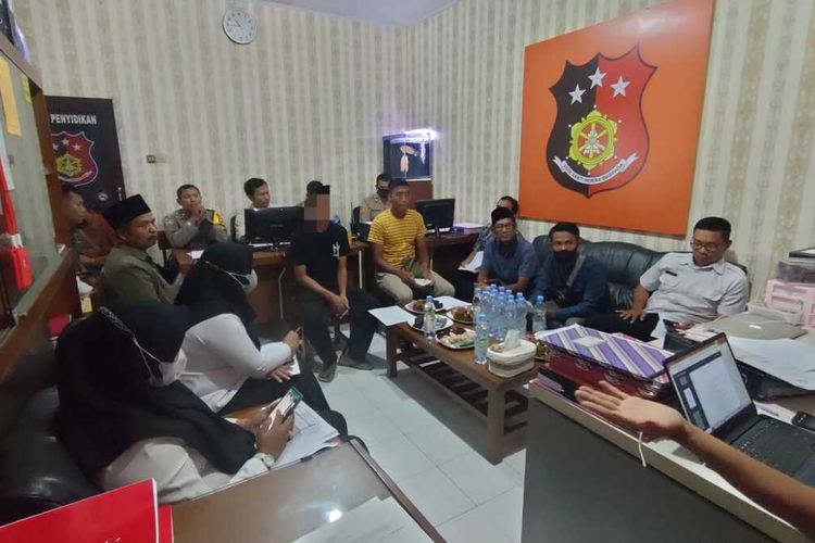 Gelar perkara keadilan restoratif berlangsung di kantor polisi Polsek Wates, Kabupaten Kulon Progo, Daerah Istimewa Yogyakarta. Pencuri HP serahkan kembali HP korbannya dan meminta maaf. Kasus pencurian ini berakhir kekeluargaan.