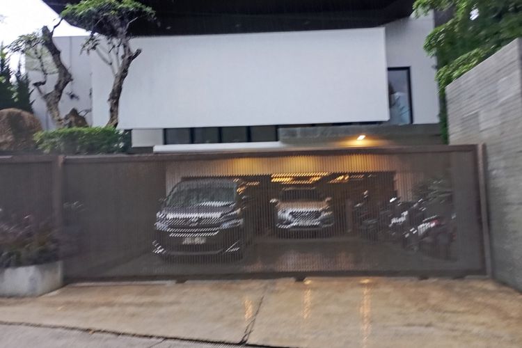 Suasana di depan ruman mantan Gubernur Jawa Barat, Ridwan Kamil di Jalan Gunung Kencana, RT06/RW06, Kelurahan Ciumbuleuit, Kecamatan Cidadap, Kota Bandung, Jawa Barat, Senin (10/3/2025).