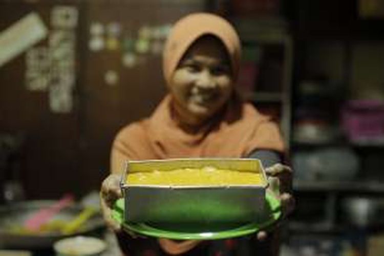 Jenang jagung Surabaya di cetakan, baru saja matang dari proses pengolahan. Kompas.com menyambangi dapur pembuatan jenang jagung yang terasa 