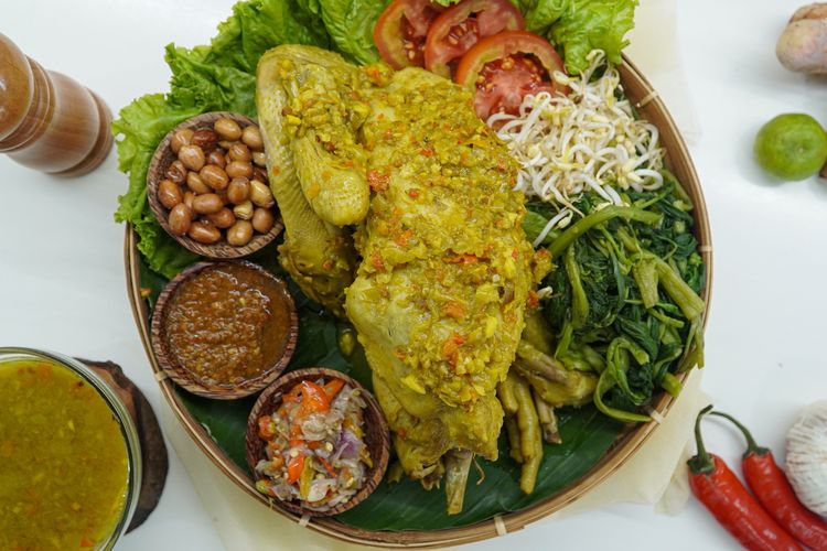 Ayam betutu khas Jembrana lengkap dengan sayur, kacang, sambal terasi, dan sambal matah, Rabu (21/9/2022). 