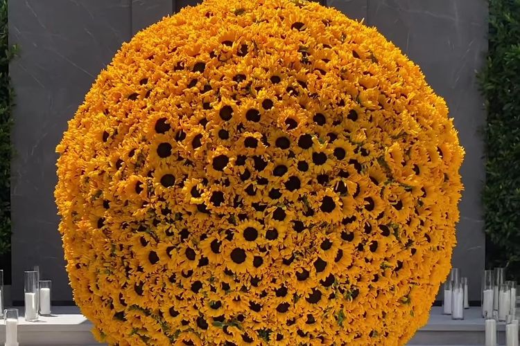 Dekorasi bunga di rumah Kylie Jenner di Calabasas, California, AS, untuk merayakan Hari Ayah bagi Travis Scott.