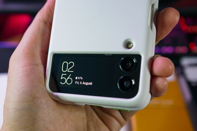 Aksesori casing Galaxy Z Flip 3 dirancang agar pengguna masih bisa melihat informasi yang ditampilkan di layar Cover Screen. 