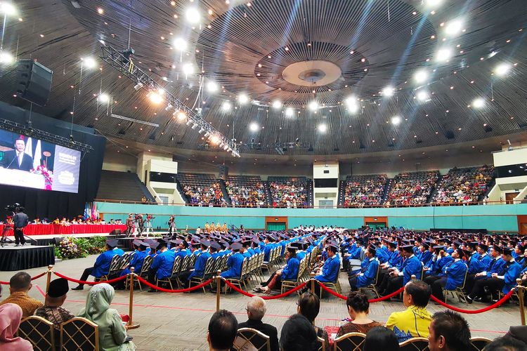 Bina Nusantara (Binus) University menggelar wisuda ke-61 pada tanggal 11 dan 12 Desember 2019 dan melepas sebanyak 4.030 wisudawan terdiri dari 8 lulusan S3, 251 lulusan S2, 3.645 lulusan S1, 118 lulusan D4, dan 7 lulusan profesi.