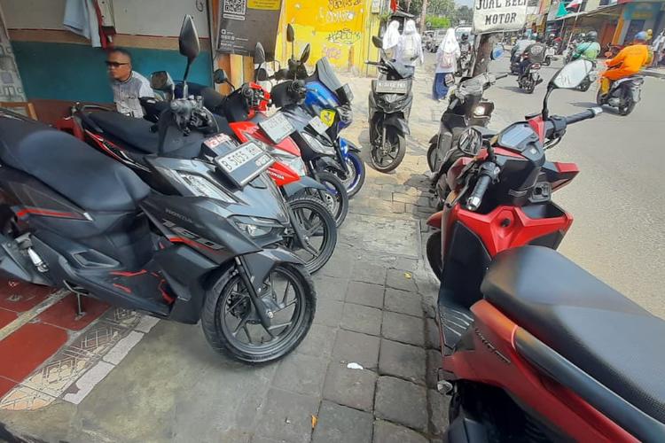 Ilustrasi jual beli motor bekas.