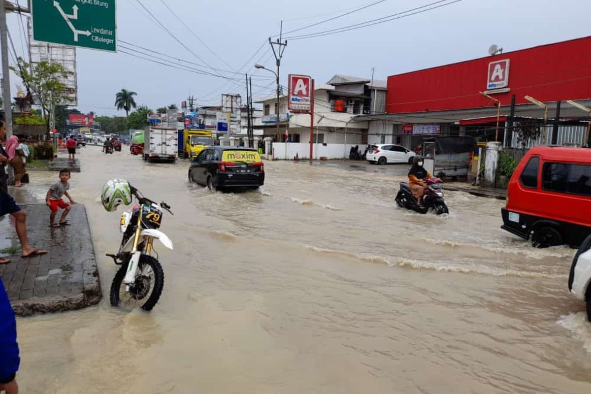 Rangkasbitung di Kabupaten Lebak, Banten dikepung banjir setelah hujan mengguyur sejak Senin (13/9/2021) malam.