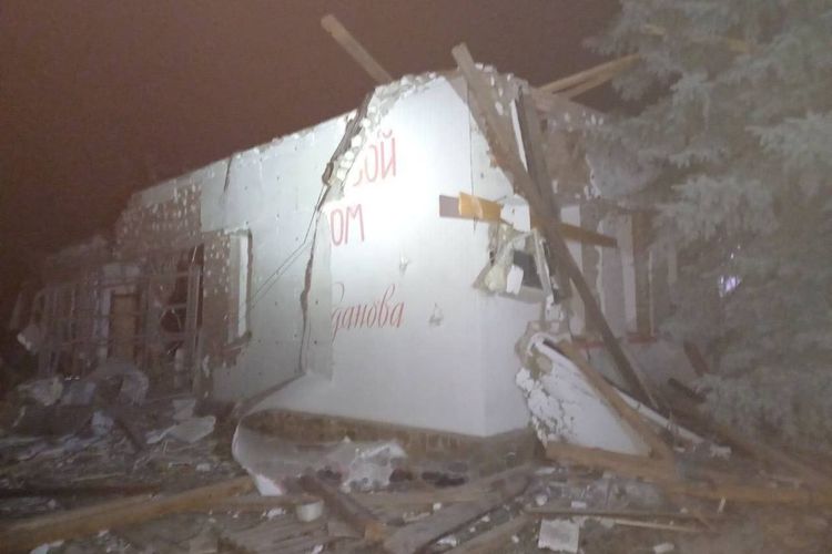 Ledakan di Kadiyivka yang diduduki di timur Ukraina menghancurkan sebuah hotel tempat banyak tentara bayaran dari Grup Wagner Rusia tinggal.