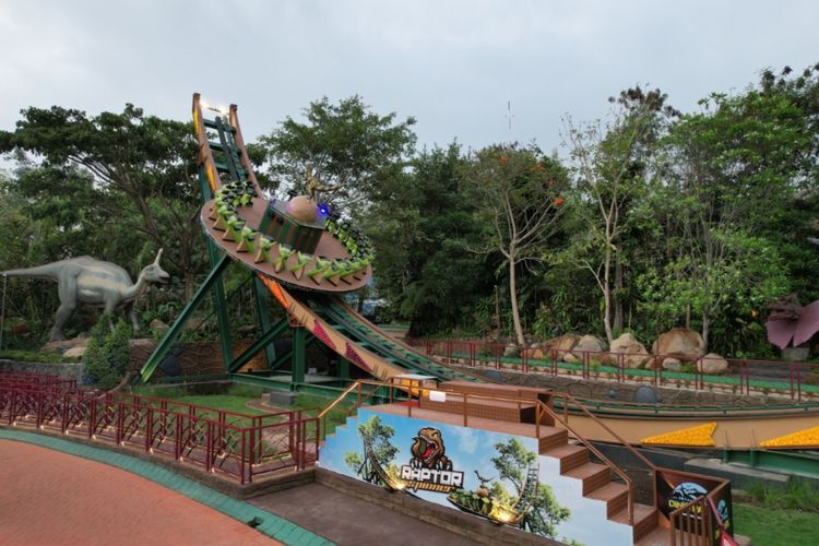 Salah satu wahana baru bernama Raptor Spinner milik Jatim Park Group yang dikunjungi wisatawan saat libur Nataru. 