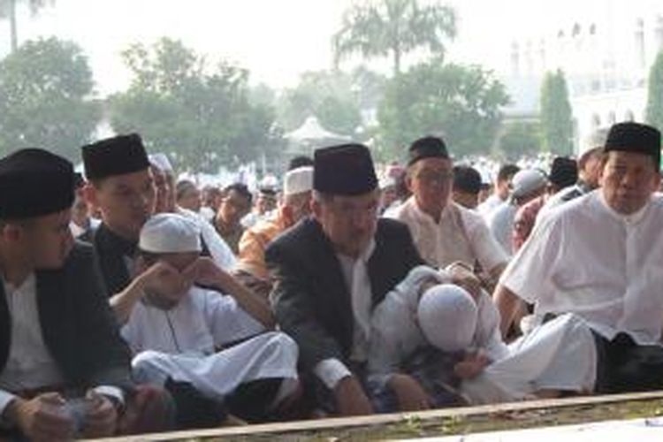 Wakil presiden terpilih Jusuf Kalla menggelar shalat Idul Fitri di Masjid Al-Azhar, Jakarta Selatan
