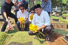 Bawa Bunga Matahari, Rano Karno Ziarah ke Makam Benyamin Sueb dan Aminah Cendrakasih