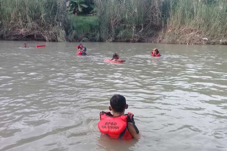 Tim SAR melakukan pencarian remaja yang hanyut di Sungai Luk Ulo, Desa Kedungwinangun, Kecamatan Klirong, Kabupaten Kebumen, Jawa Tengah, Rabu (23/2/2022) sore.