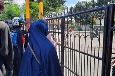 Anaknya Tidak Lolos PPDB, Puluhan Orangtua Gembok SMA 5 Padang