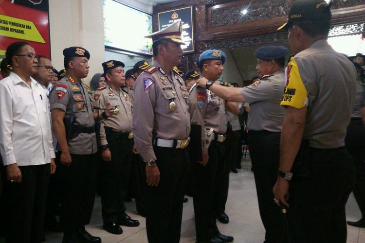 Kapolri Jenderal Tito Karnavian memberikan penghargaan kepada anggota Polda Riau yang berhasil menembak mati empat terduga teroris.