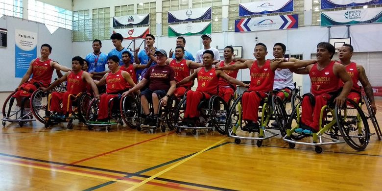 Tim nasional basket kursi roda Indonesia berfoto sesuai menjalani laga uji coba melawan Thailand, di British Jakarta School (BSJ), Tangerang Selatan, Senin (25/6/2018).