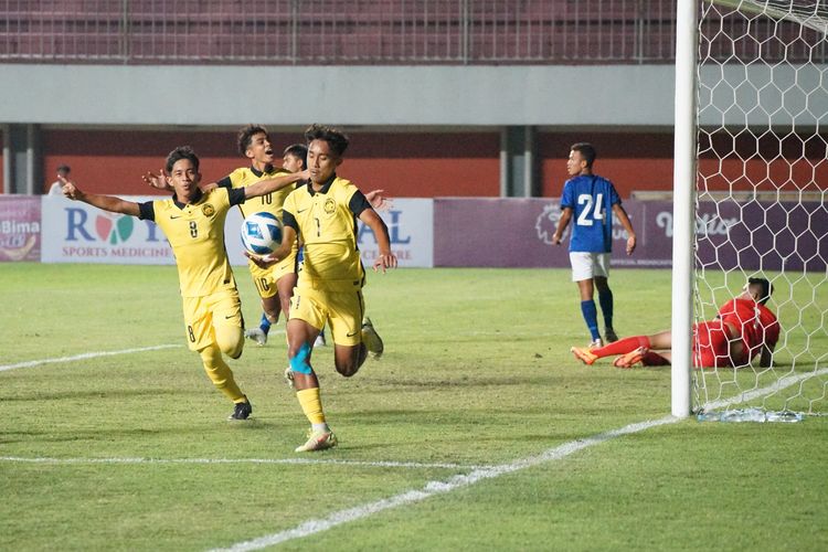 Muhammad Arami Zakimi (memegang bola) merayaka golnya pada laga Grup C Piala AFF U16 2022 yang mempertemukan timnas U16 Malaysia vs Kamboja di Stadion Maguwoharjo, Selasa (2/8/2022).