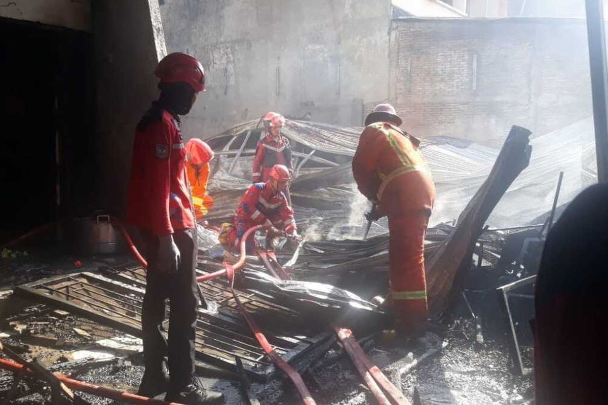 Sejumlah petugas Damkarmat Makassar yang melakukan proses pendinginan di lokasi kebakaran Jalan A P Pettarani II, Kecamatan Panakkukang, Kota Makassar, Sulsel, pada Kamis (12/9/2024).