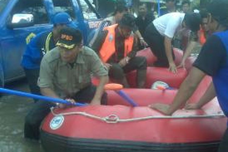 Curah hujan yang cukup besar pada Rabu (19/11/2014), membuat air Sungai Cisangkuy meluap. Akibatnya, ribuan rumah di Kabupaten Bandung terendam banjir.