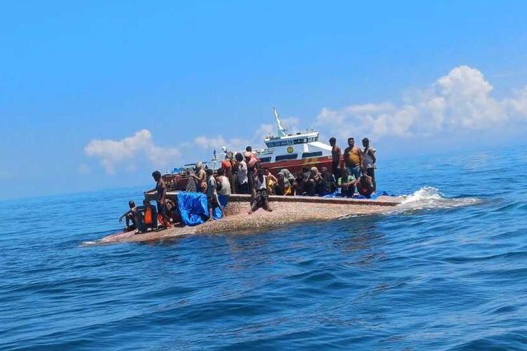 Basarnas Aceh dan tim SAR gabungan menemukan pengungsi Rohingya yang terombang-ambing di laut karena kapal yang mereka tumpangi bocor dan terbalik. para pengungsi Rohingya ini dibawa ke Pelabuhan Jetty, Ujung Kareung, Meulaboh, Kamis (21/3/2024).