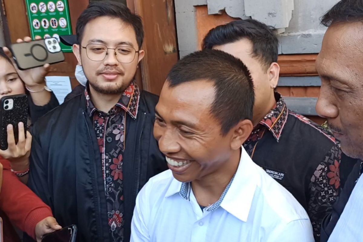 I Nyoman Sukena, terdakwa kasus pelihara landak jawa secara ilegal tampak tersenyum sumringah usai divonis bebas oleh majelis hakim di Pengadilan Negeri Denpasar pada Kamis (19/9/2024). KOMPAS.com/ Yohanes Valdi Seriang Ginta