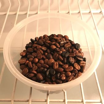 Ilustrasi kopi untuk menghilangkan bau di kulkas
