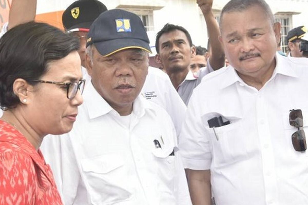 Kunjungan Menteri Keuangan Sri Mulyani, Menteri Pekerjaan Umum dan Perumahan Rakyat Basuki Hadimuljono, dan Gubernur Sumatera Selatan Alex Noerdin di proyek rumah susun milik Wisma Atlet, Jakabaring, Palembang, Rabu (24/5/2017)