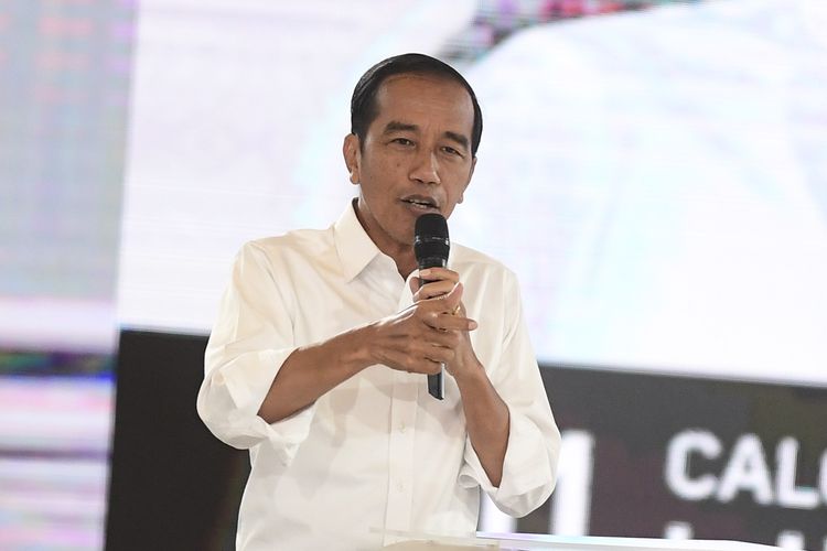 Capres nomor urut 01 Joko Widodo mengikuti debat capres putaran keempat di Hotel Shangri La, Jakarta, Sabtu (30/3/2019). Debat itu mengangkat tema Ideologi, Pemerintahan, Pertahanan dan Keamanan, serta Hubungan Internasional.  