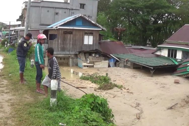 pemukiman penduduk di bantaran sungai Masamba, Kabupaten Luwu Utara, Sulawesi Selatan terendam pasir segar sedimen banjir bandang. Kamis, (16/7/2020).