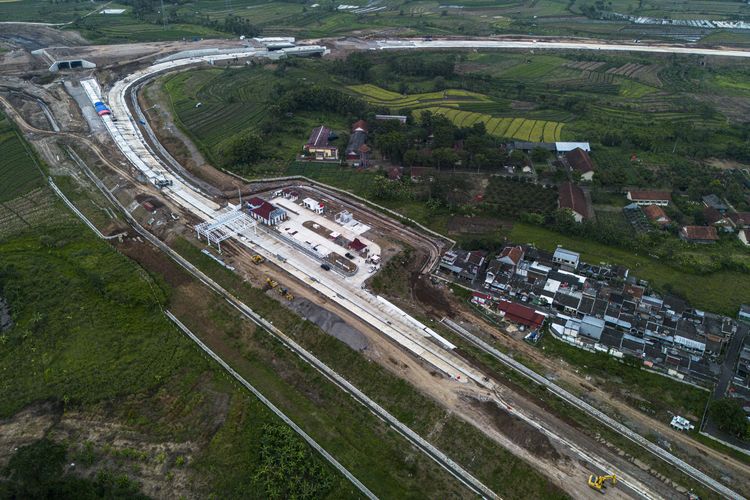 TOL BAWEN-YOGYAKARTA: Foto udara pembangunan gerbang tol pada proyek Jalan Tol Yogyakarta-Bawen Seksi 6 di Bawen, Kabupaten Semarang, Jawa Tengah. Kementerian PU mencatat per Desember 2025 pembangunan proyek jalan tol akses Yogyakarta-Bawen seksi 6 sepanjang 4,98 km di Kabupaten Semarang yang merupakan salah satu Proyek Strategis Nasional (PSN) itu telah mencapai 88,018 persen dan ditargetkan beroperasi secara fungsional pada Maret 2026 atau bertepatan dengan arus mudik dan balik Idul Fitri 1447 H. 