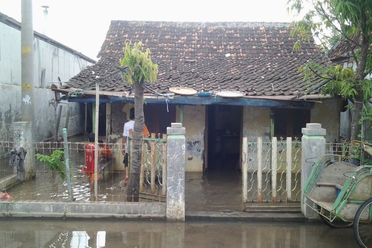 Rumah milik salah satu warga Kelurahan Bandengan, Kabupaten Kendal, Jawa Tengah, yang terendam air pasang dari laut. 