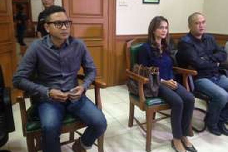 Artis peran Masayu Anastasia dan vokalis Lembu Wiworo Jati saat jalani sidang putusan perceraian di Pengadilan Agama Jakarta Selatan, Kamis (17/3/2016). 