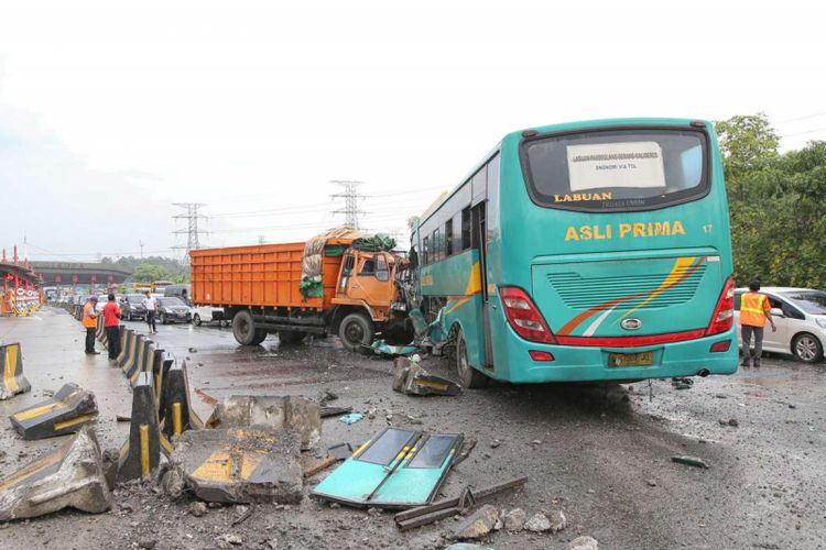 Kecelakaan bus Asli Prima terjadi di Gerbang Tol Cikupa, Tangerang, Banten, Minggu (13/01/2019). Bus Asli Prima yang melaju dari arah Jakarta keluar jalur menabrak truk yang melaju menuju Jakarta. Akibat kecelakaan ini dua orang luka berat dan belasan lainnya luka ringan.