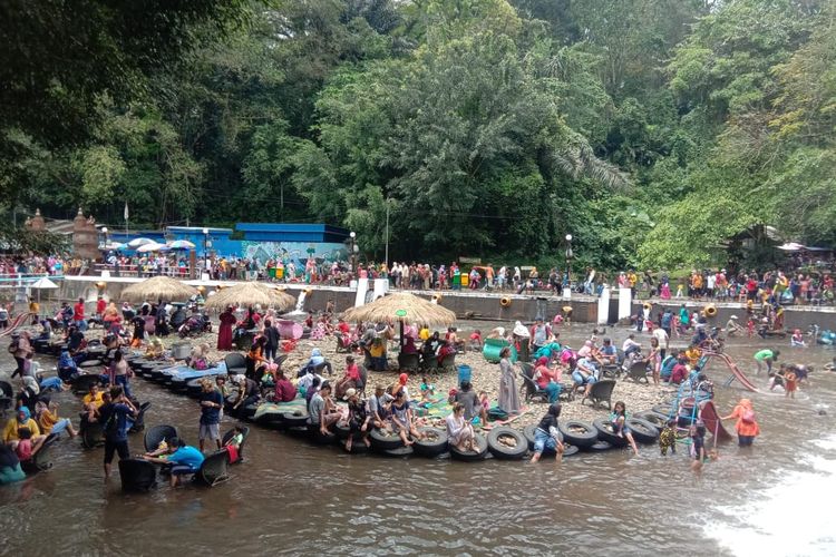 Masyarakat melaksanakan tradisi padusan di mata air Senjoyo Kabupaten Semarang
