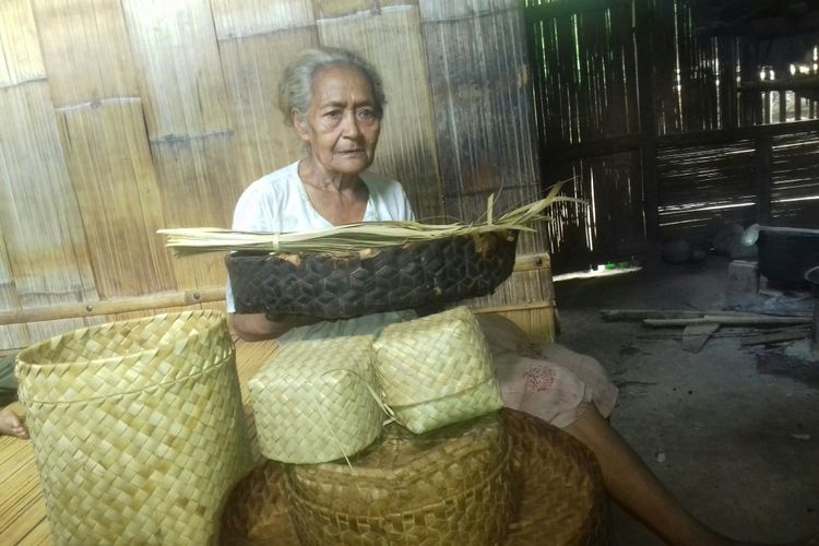 Yustina Ojing, nenek 79 tahun dari Kampung Baga, Manggarai Timur, Flores, NTT, memperlihatkan wati, mbeka dan kaba hasil anyaman tangannya, Selasa (29/1/2019). 
