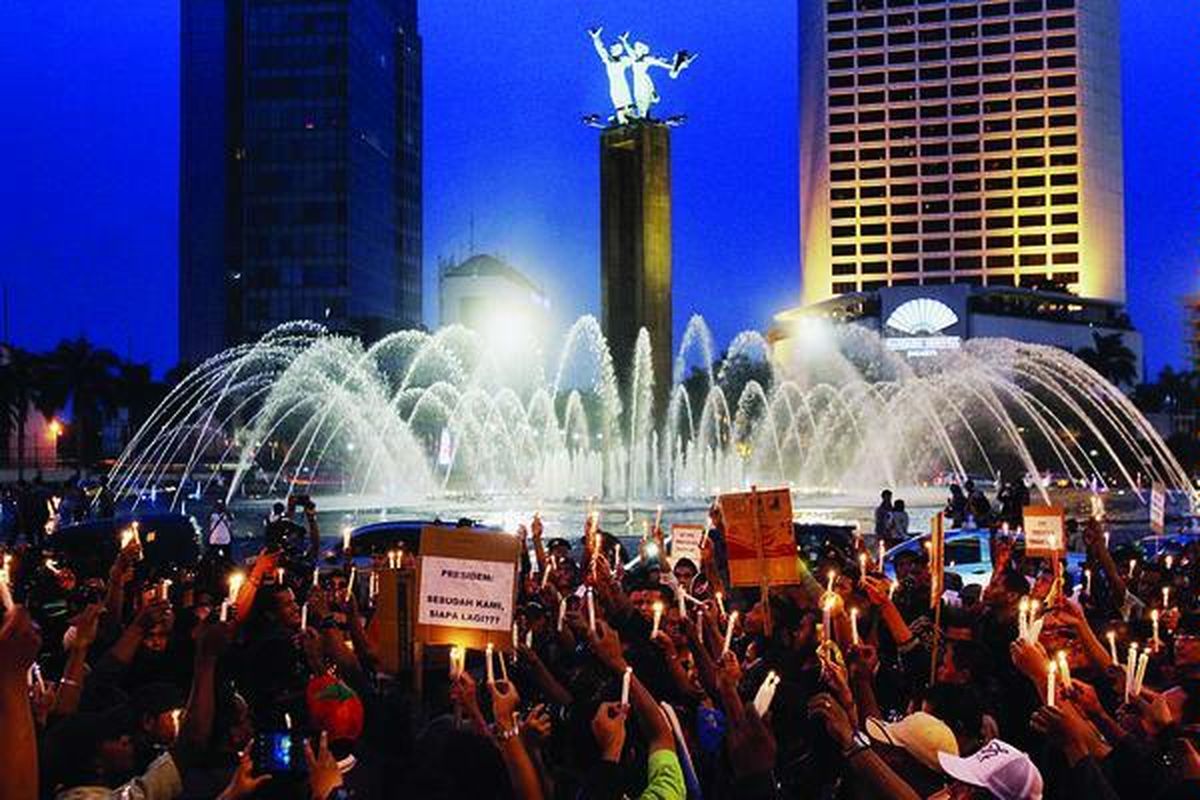 Ratusan warga yang tergabung dalam Solidaritas Kemanusiaan untuk Korban Pembantaian di Yogyakarta menggelar aksi demo di kawasan Bundaran Hotel Indonesia, Jakarta, Minggu (24/3). Mereka dengan berpakaian hitam dan membawa lilin di tangan menuntut dan mendesak pemerintah serta aparat berwenang mengusut tuntas dan menyeret pelaku penembakan empat tahanan di dalam LP Cebongan, Sleman, Yogyakarta.