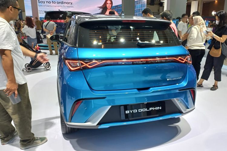 Mobil listrik BYD Dolphin di IIMS 2024