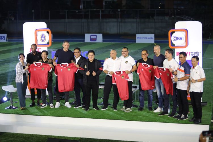 Empat legenda sepak bola dunia yakni, Roberto Carlos, Marco Materazzi, Juan Sebastian Veron, dan Giorgos Karagounis saat menghadiri agenda BRImo Future Garuda di BRILian Stadium, Fatmawati, Jakarta, pada Selasa (30/5/2023).