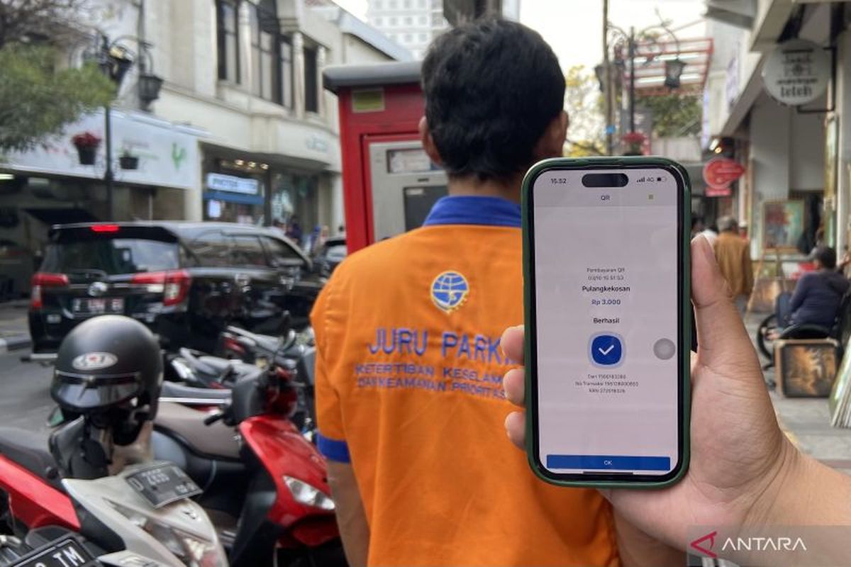 Penerapan sistem pembayaran parkir menggunakan Quick Response Code Indonesian Standard (QRIS) di Kota Bandung, Jawa Barat, Kamis (3/10/2024). 