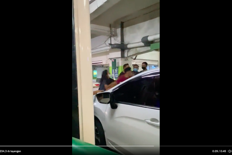Tangkapan layar video petugas parkir Jogja City Mall diduga mennjadi korban pemukulan pengunjung yang kehilangan karcis