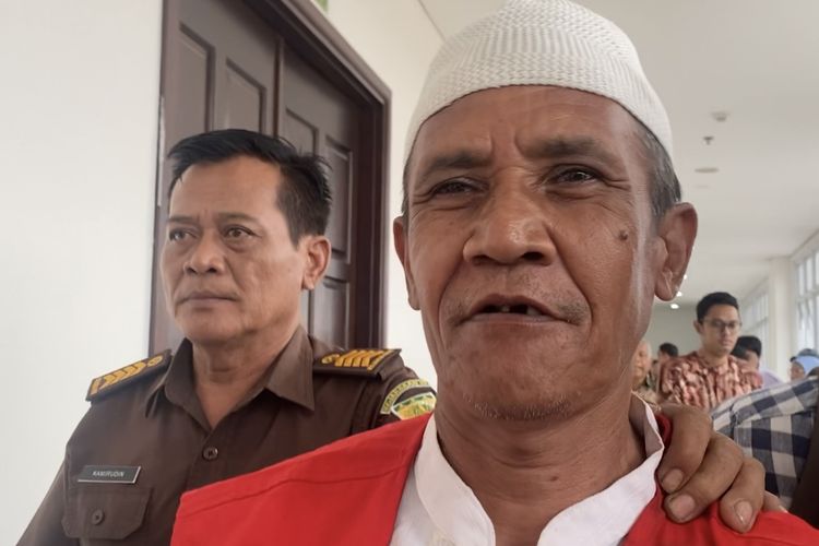 Terdakwa kasus pembunuhan berencana serial killer Wowon Erawan (60) mengaku rindu keluarga usai mendengar tuntutan hukuman mati di PN Bekasi, Senin (2/10/2023). Sampai persidangan tuntutan, Wowon belum pernah sekalipun dijenguk keluarganya.