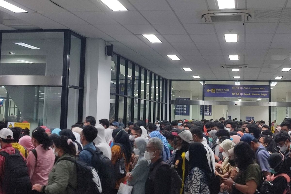 Antrean panjang penumpang kereta rel listrik (LRL) terjadi di Stasiun Manggarai, Tebet, Jakarta Selatan, saat jam pulang kerja pada Jumat (27/1/2023) sore. 